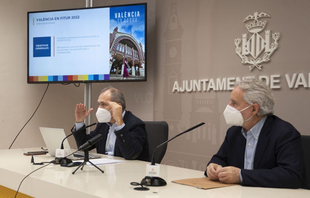 El director gerente de Visit València, Antonio Bernabé, acompañado del concejal de Turismo e Internacionalización, Emiliano García.