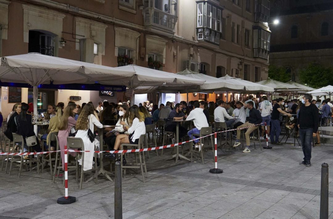 Archivo - Ambiente en una calle de bares de Santander, a medianoche,