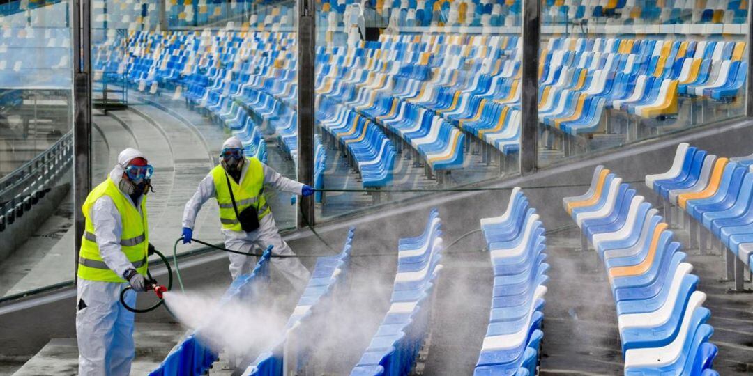 Limpieza y desinfección en un estadio de fútbol