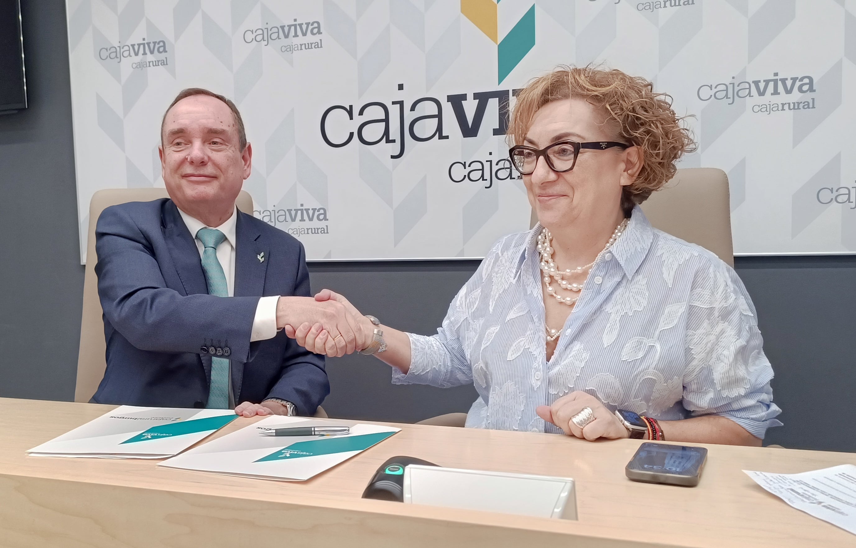 La presidenta de la Federación de Comercio, Consuelo Fontecha, firma la renovación del convenio con Caja Viva Caja Rural, con su director general, Ramón Sobremonte