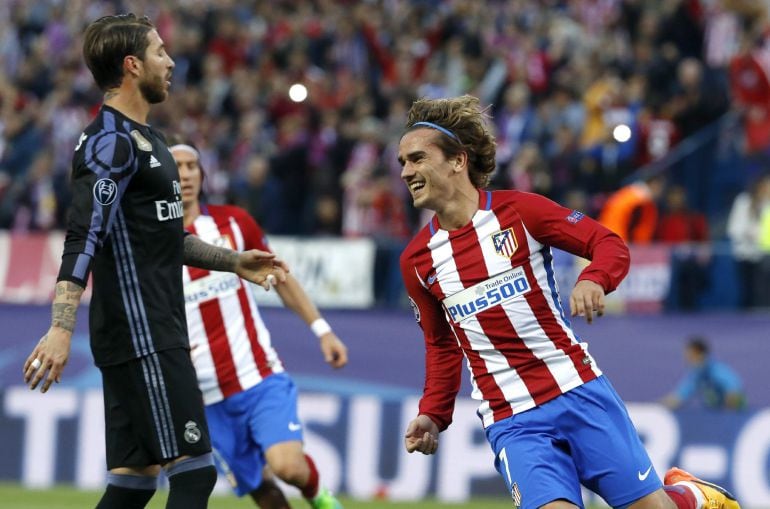 El delantero francés del Atlético de Madrid Antoine Griezmann celebra su gol, segundo del equipo ante el Real Madrid