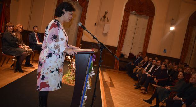 Pilar Zamora, durante el discurso que ha realizado en el acto institucional en el Antiguo Casino