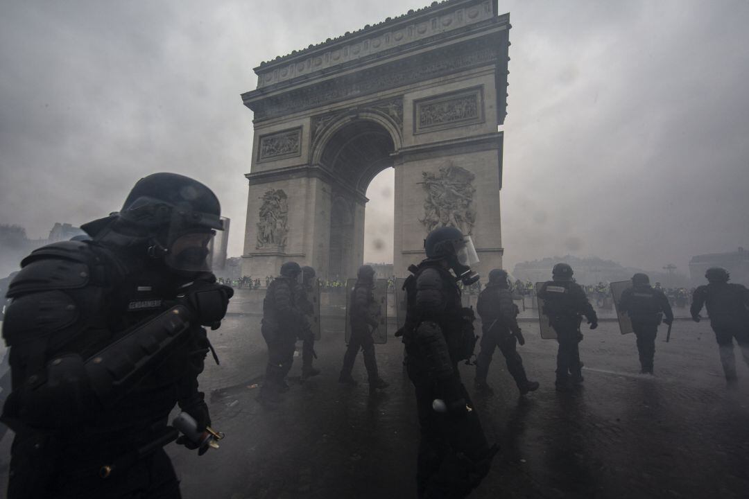 Gases lacrimógenos en las inmediaciones del Arco del Triunfo de París