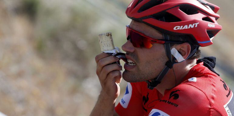 Dumoulin ingiere una barrita durante la etapa