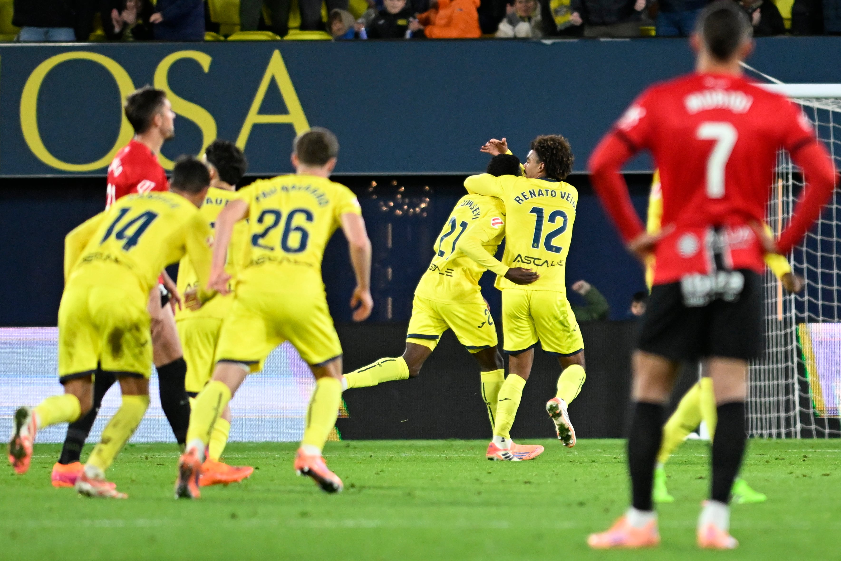 VILLARREAL, 22/11/2025.- El delantero canadiense del Villarreal Tani Oluwaseyi (2d) celebra tras anotar en el partido de la jornada 13 de LaLiga que Villarreal CF y RCD Mallorca disputan este sábado en el estadio de La Cerámica. EFE/ Andreu Esteban
