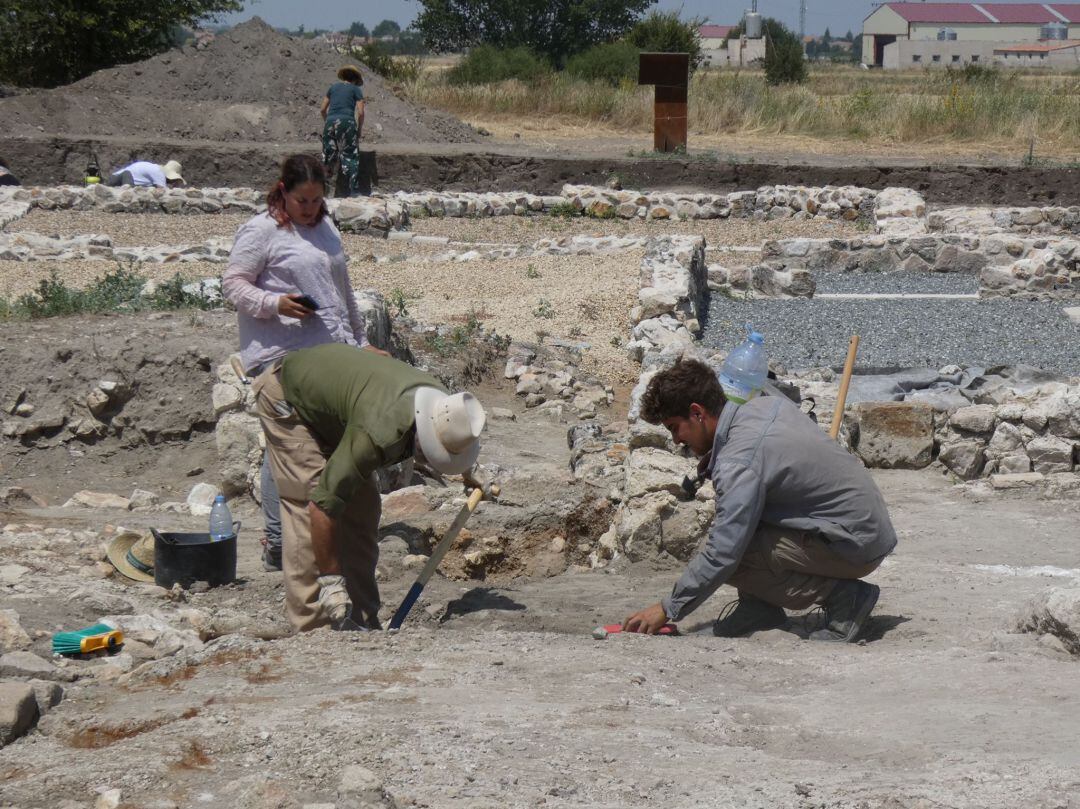 Imágenes de trabajo en el terreno del yacimiento arqueológico de Santa Lucía (Aguilafuente)