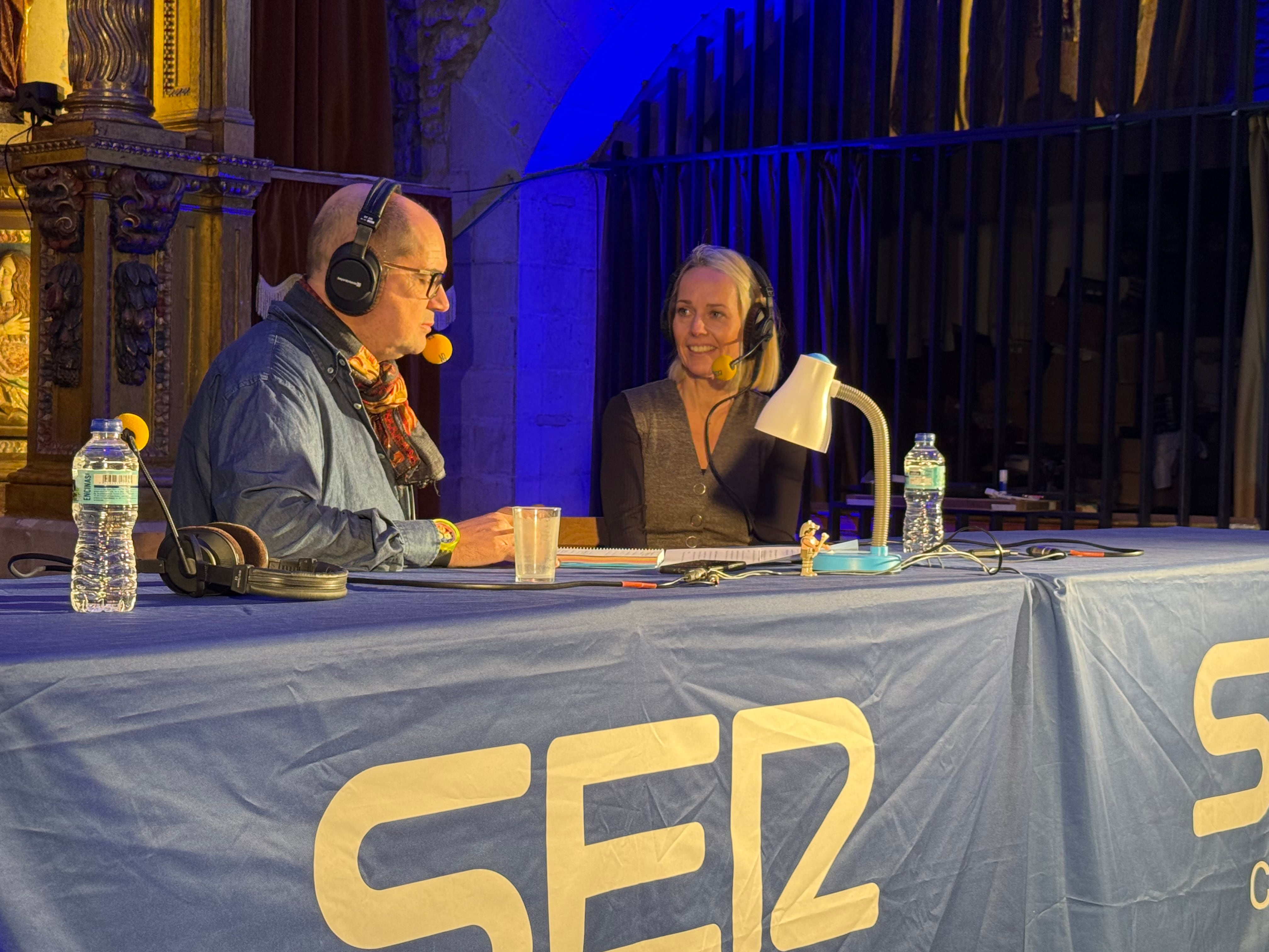 Nacho Ares charla con Sara Izquierdo, alcaldesa de Santillana del Mar.