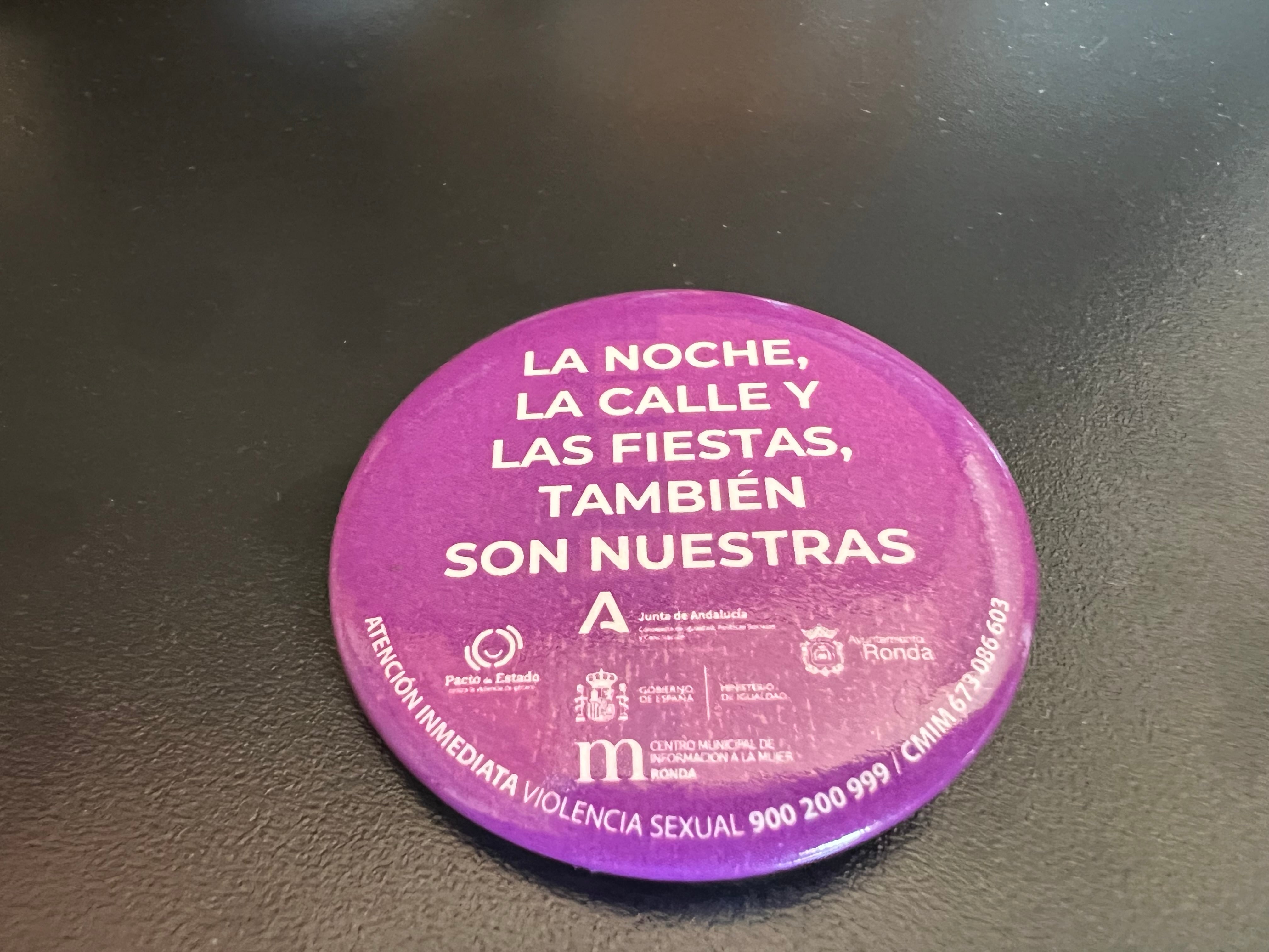 Chapa de la Red Violeta que se ha entregado a los asistentes al encuentro celebrado este martes en Ronda