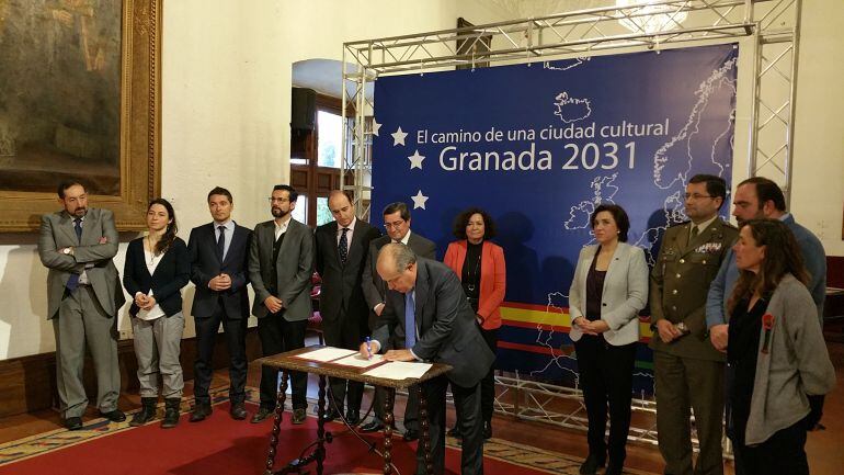 Representantes institucionales firman el protocolo de actuaciones para apoyar a Granada como capital europea de la cutura en 2031.