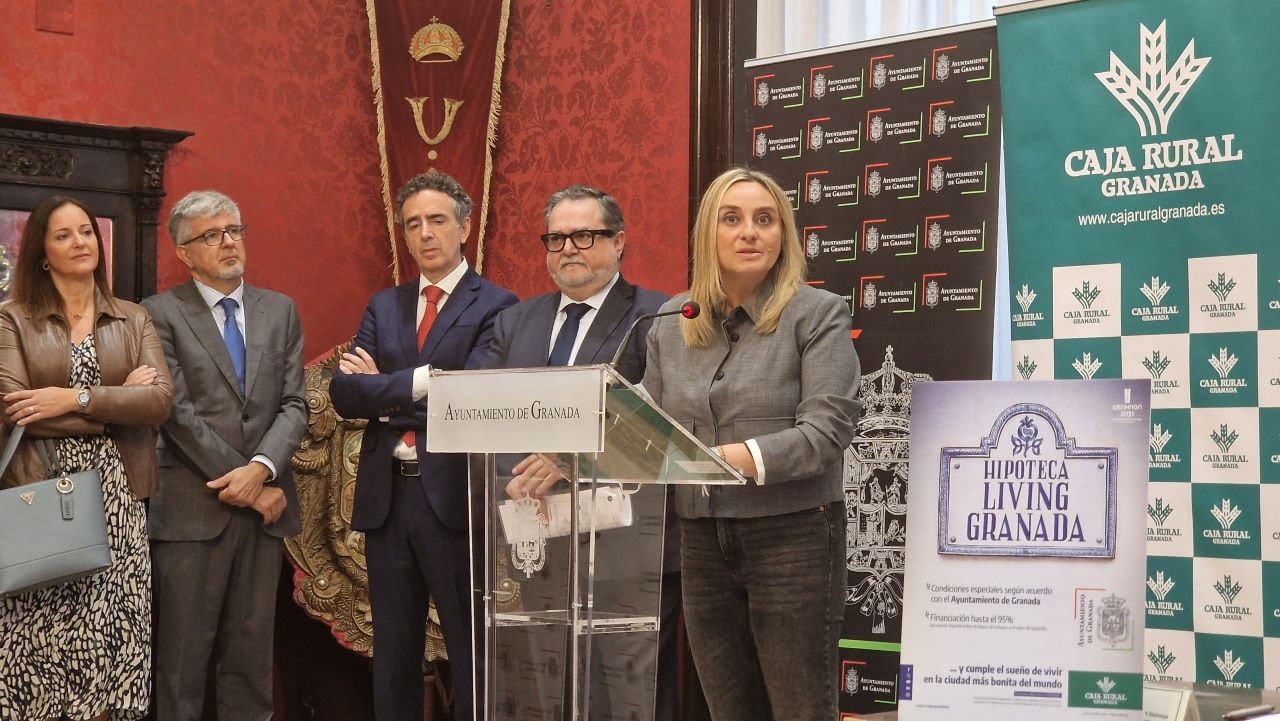 La alcaldesa de Granada, Marifrán Carazo, y a su lado, el director general de Caja Rural Granada, Jerónimo Luque, en la presentación de la hipoteca Living Granada de la entidad