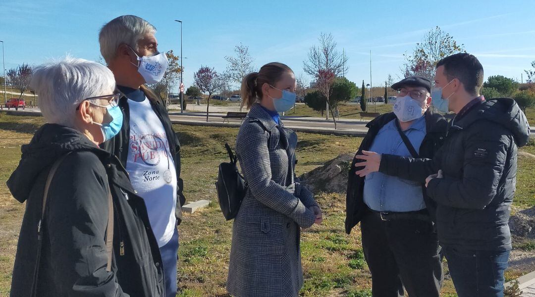 La portavoz de Unidas Podemos en la Asamblea de Madrid, Carolina Alonso visita el solar reservado para la construcción de un centro de salud en Dehesa Vieja