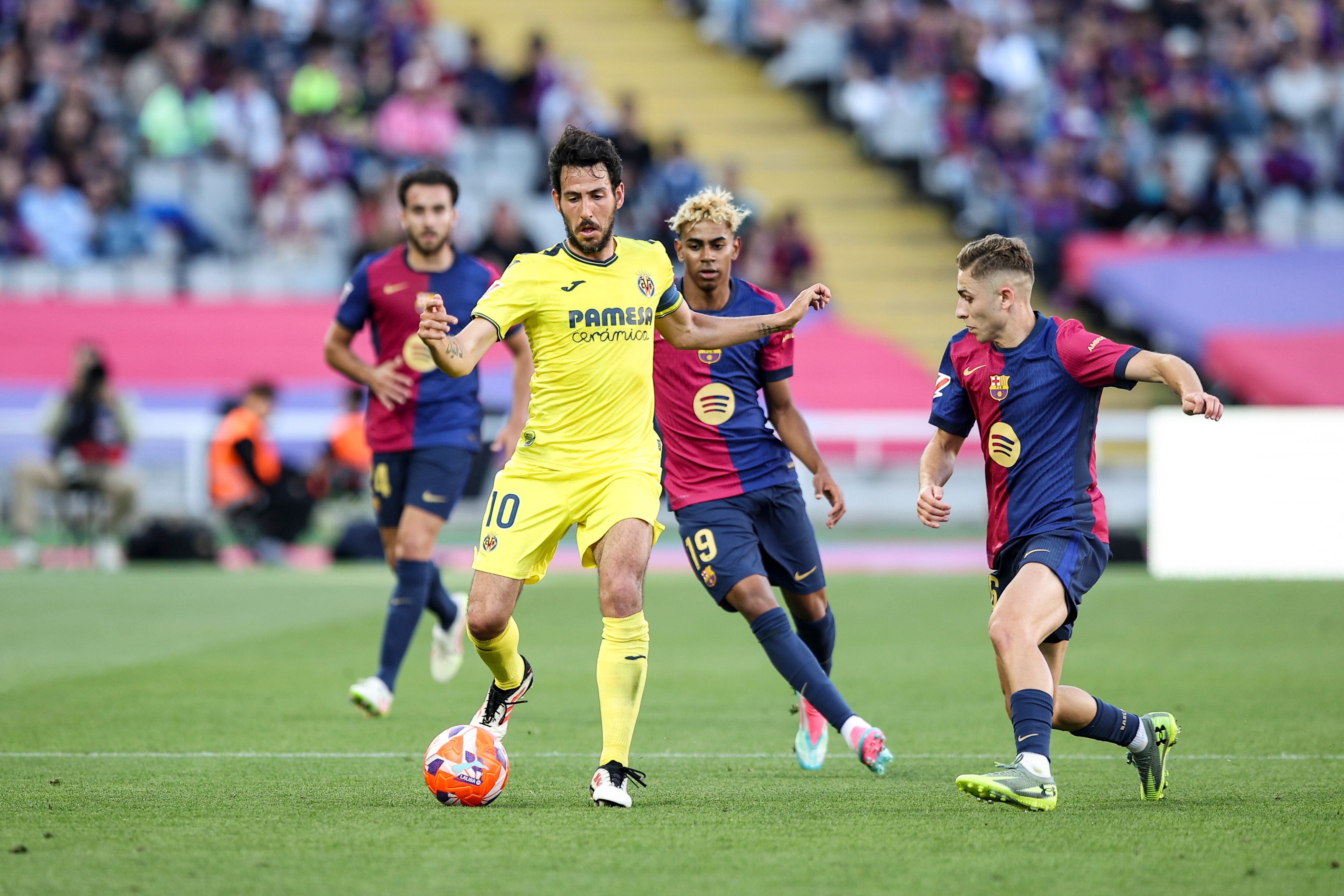 Dani Parejo disputa el balón contra varios jugadores del FC Barcelona