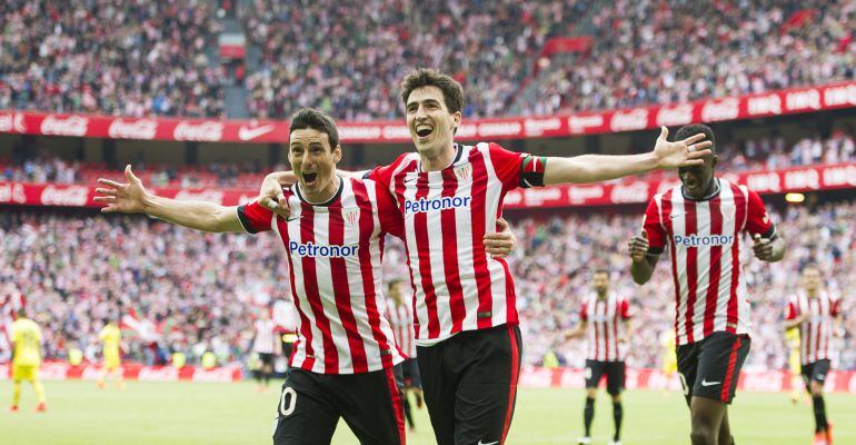 BILBAO, SPAIN - MAY 23:  Andoni Iraola of Athletic Club celebrates with his teammate Aritz Aduriz of Athletic Club after scoring his team&#039;s second goal during the La Liga match between Athletic Club Bilbao and Villarreal at San Mames Stadium on May 23, 2015 in Bilbao, Spain.  (Photo by Juan Manuel Serrano Arce/Getty Images)