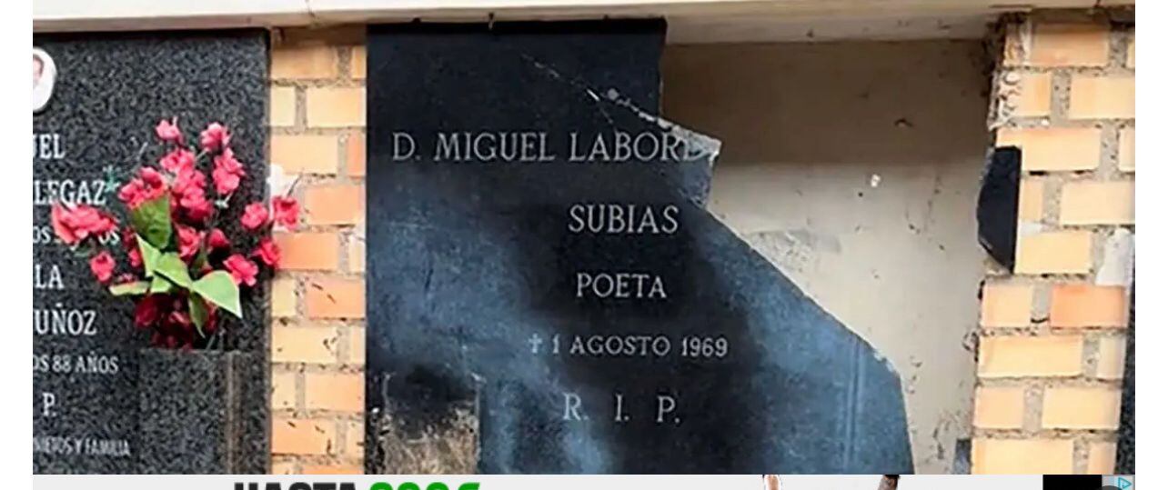 Lápida dañada del poeta Miguel Labordeta