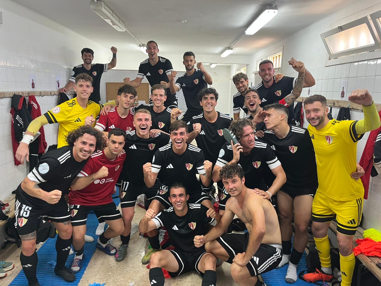 La UD Barbastro celebra el triunfo conseguido en el campo del Porreres