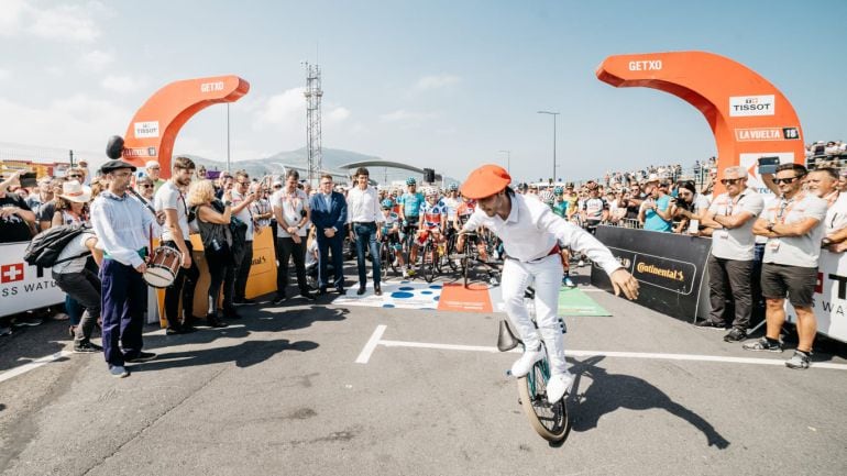 Momento del aurresku en bici bailado por el &#039;rider&#039; barakaldés Iñigo Arroyo