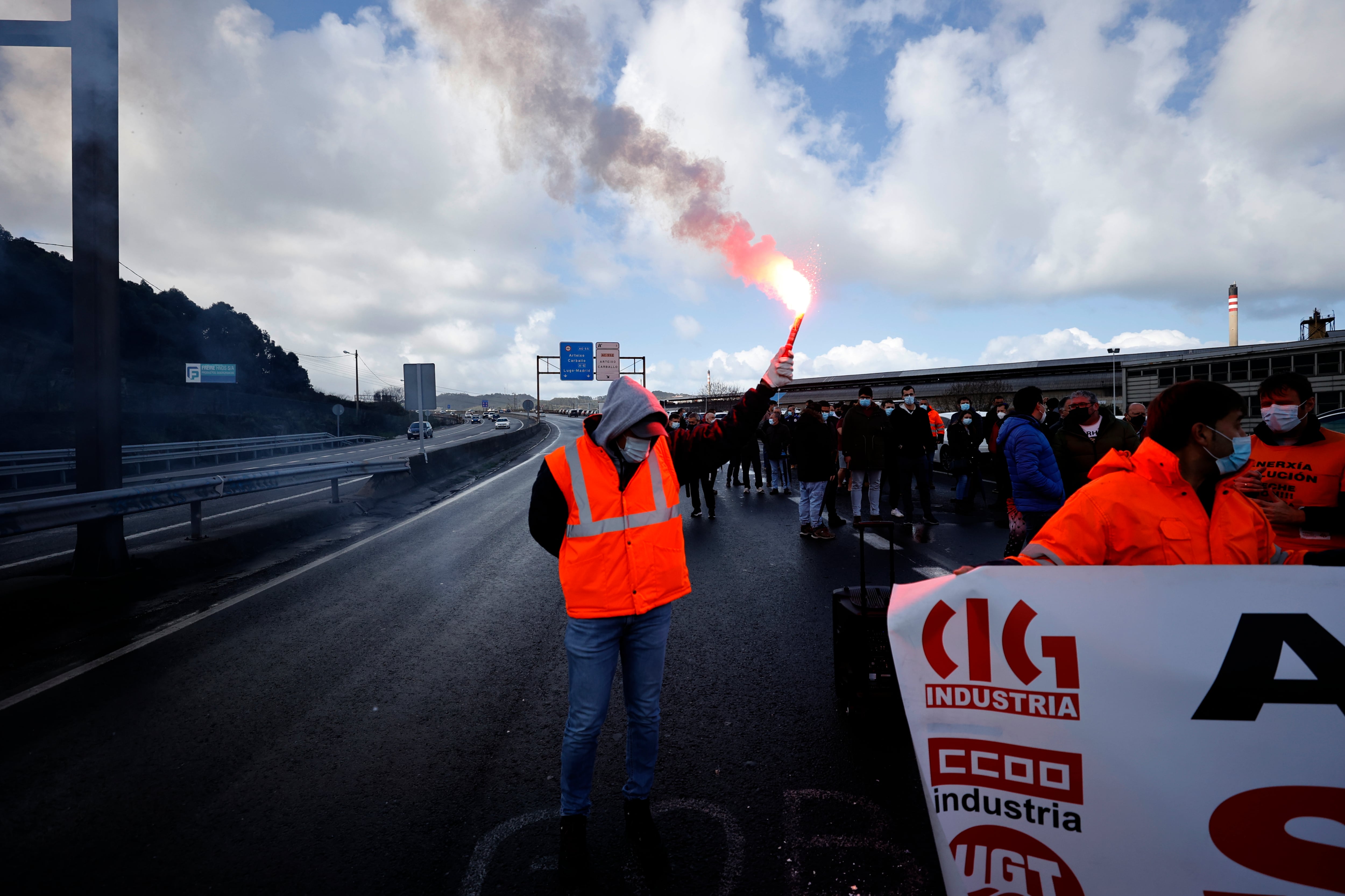 A CORUÑA, 03/03/2022.- Trabajadores de Alu Ibérica en A Coruña se han concentrado este jueves a las puertas de la factoría, donde han protestado contra el ERE planteado por la empresa para la extinción colectiva de la totalidad de los contratos. EFE/ Cabalar
