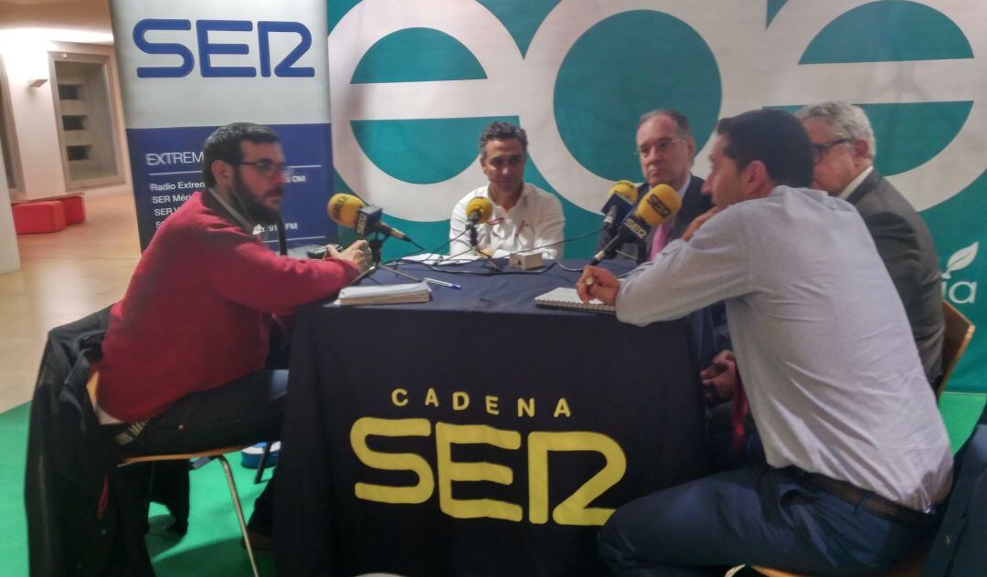 Tertulia en Expoenergea con ponentes, los presidentes de los cluster de la energía y la movilidad electrica y el director de la agencia extremeña de la energía