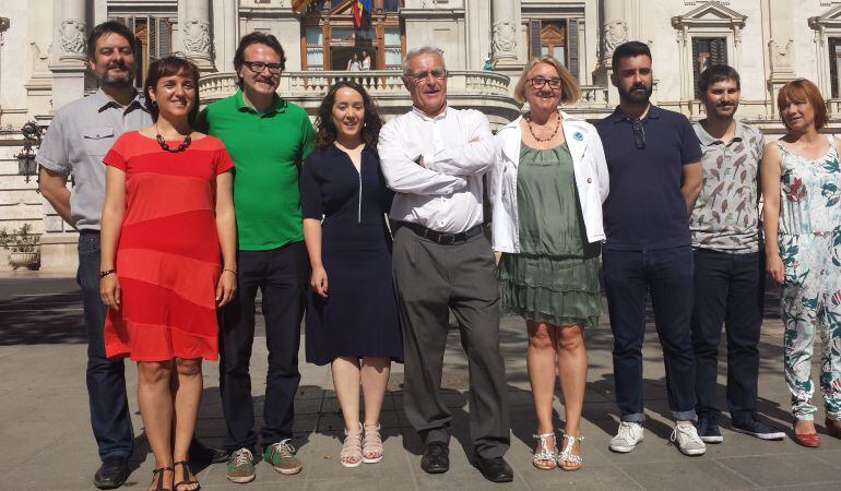 Los nueve concejales de Compromís con Ribó en el centro