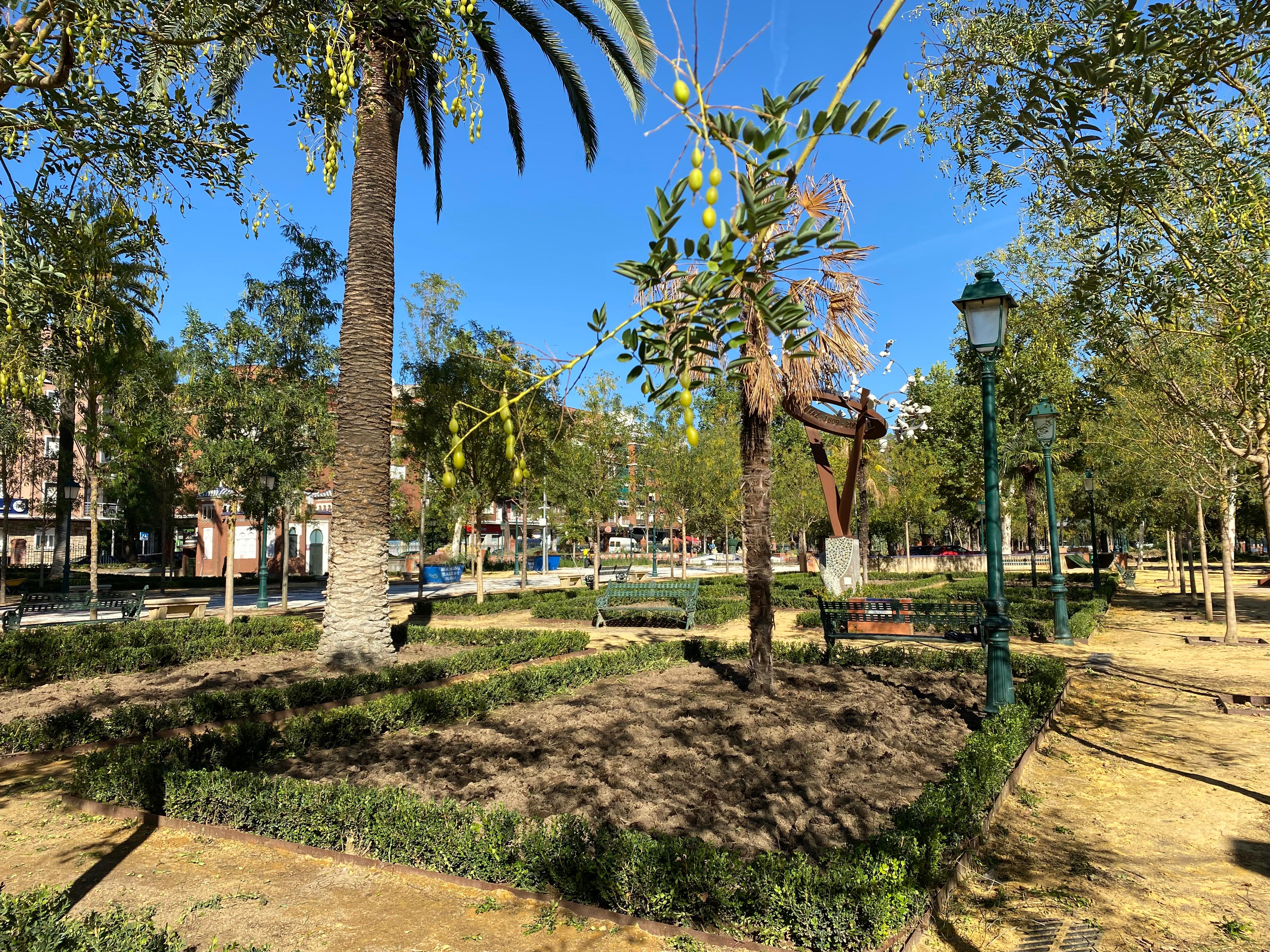 Operarios trabajan en los Jardines del Prado. Foto de archivo.