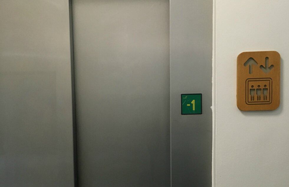 Detalle de los nuevos carteles situados junto a los ascensores.
