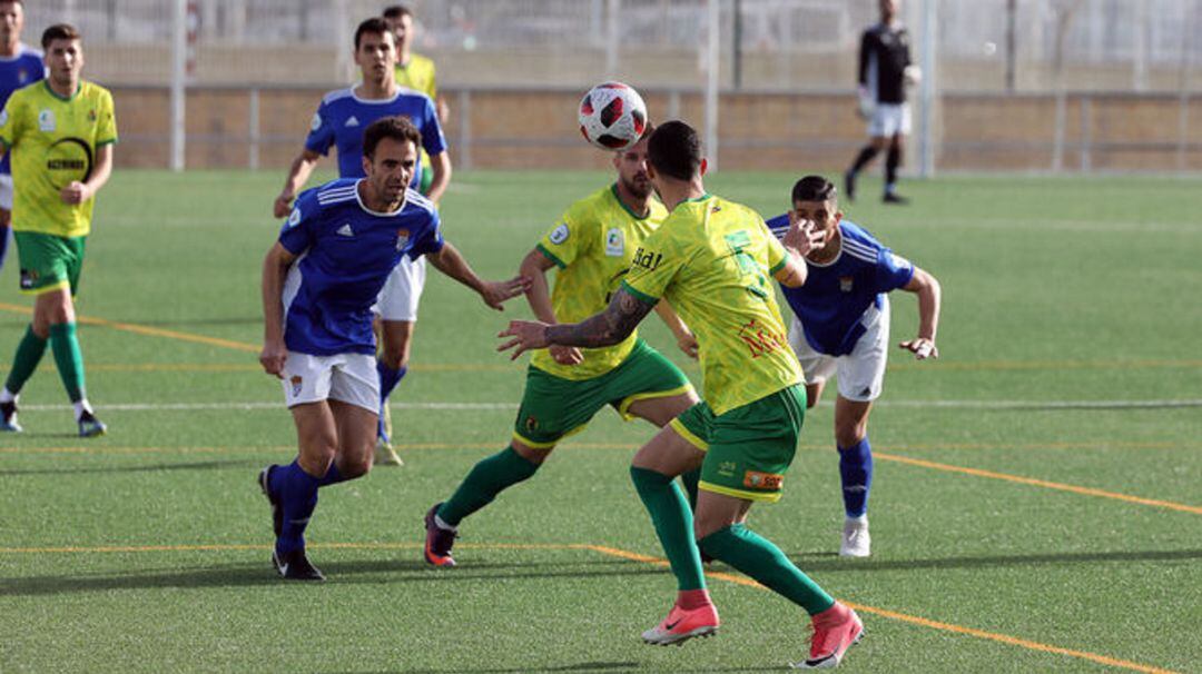 Bonaque defiende una pelota.