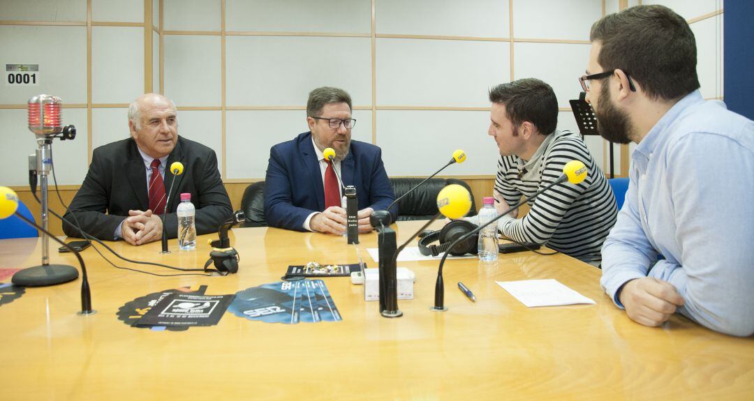 El consejero de Agricultura, Rodrigo Sánchez Haro (segundo por la izqda), durante la entrevista en &#039;Hoy por Hoy Jaén&#039;.