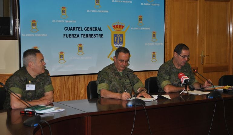 El teniente general Juan Gómez de Salazar Mínguez y el general jefe de Estado Mayor Carlos Palacios Zaforteza durante su comparecencia de este martes