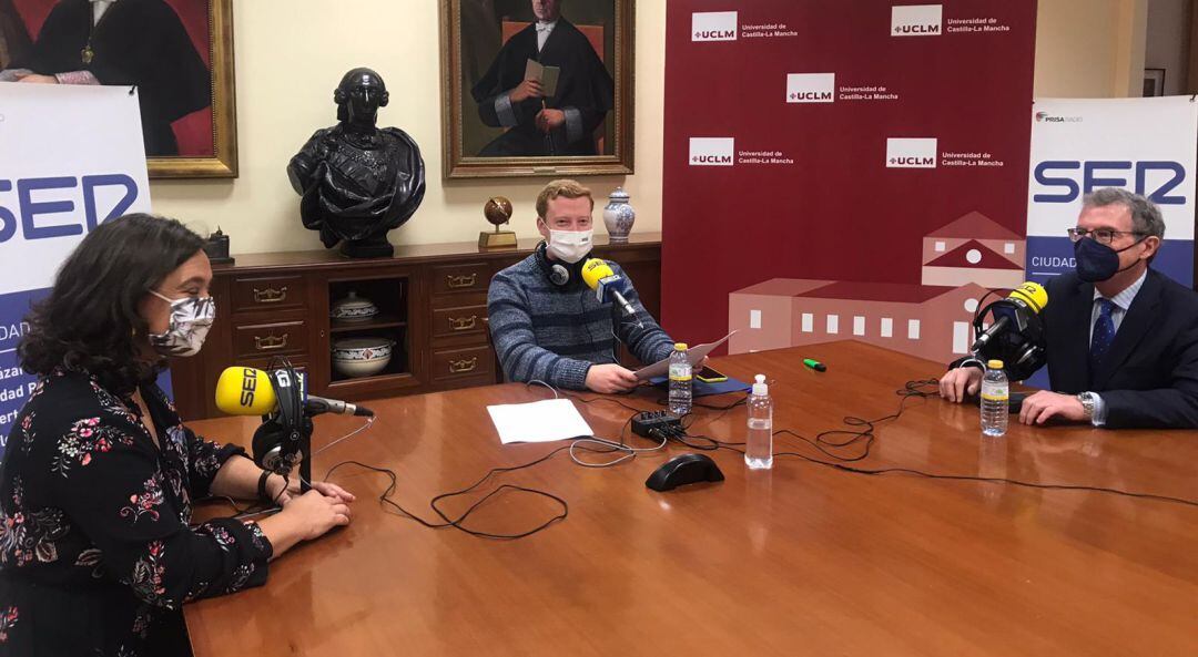 El rector de la UCLM, Miguel Ángel Collado (d); la alcaldesa de Ciudad Real, Pilar Zamora (i) y el director de Hoy por Hoy Ciudad Real, Kevin Orman (c)
