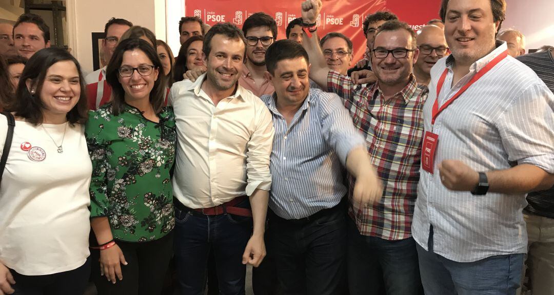 El candidato socialista a la alcaldía, Julio Millán (tercero por la izqda) junto al secretario provincial del partido, Francisco Reyes.
