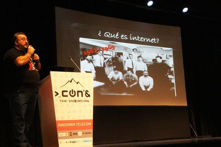 Ángel-Pablo Avilés, expert en ciberseguretat i ciberdelinqüència, membre de l'organisme X1RedMasSegura, ha participat aquest dilluns al Conand.