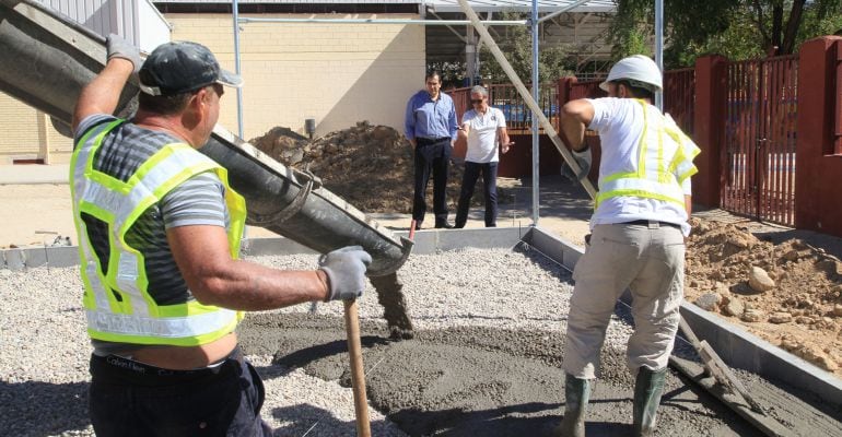 Fernando Martínez, concejal de Educación visitando las obras en el colegio Federico García Lorca