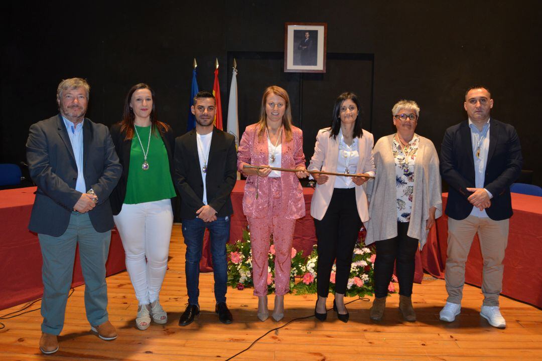 Loli Castiñeira (Movemento Salceda) y Verónica Tourón (PSOE) sujetan el bastón de mano junto al resto de concejales del gobierno local. 