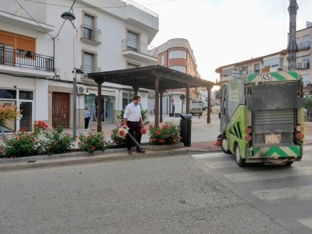 Hasta el propio alcalde se incorporó a las labores de limpieza de las calles