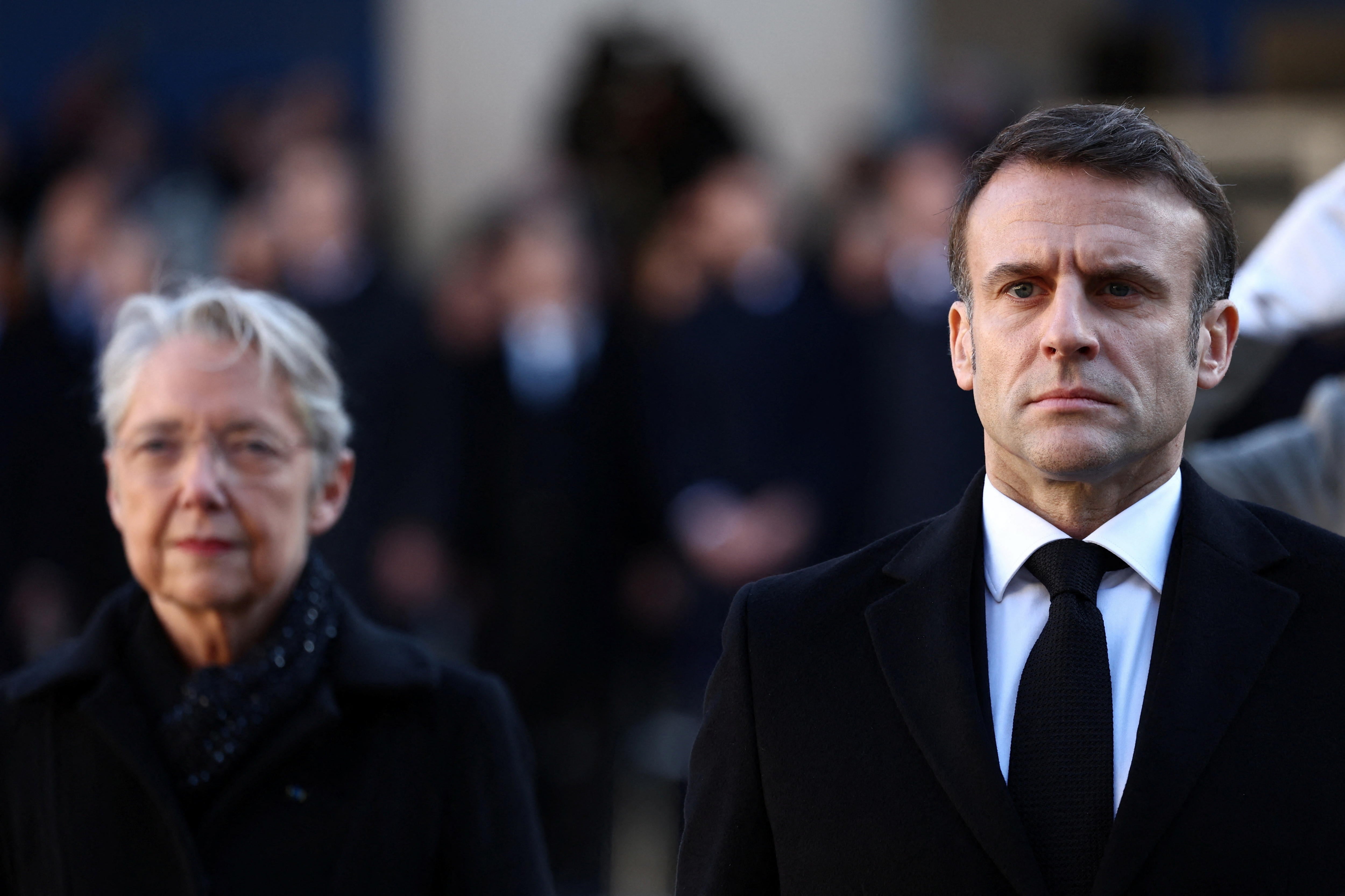 El presidente francés Emmanuel Macron junto a la ya exprimera ministra Elisabeth Borne