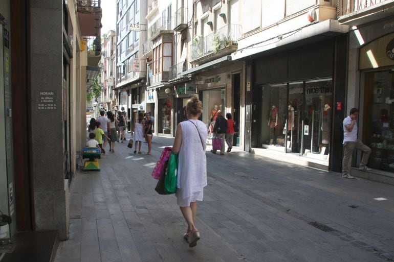 Un carrer comercial de Figueres.