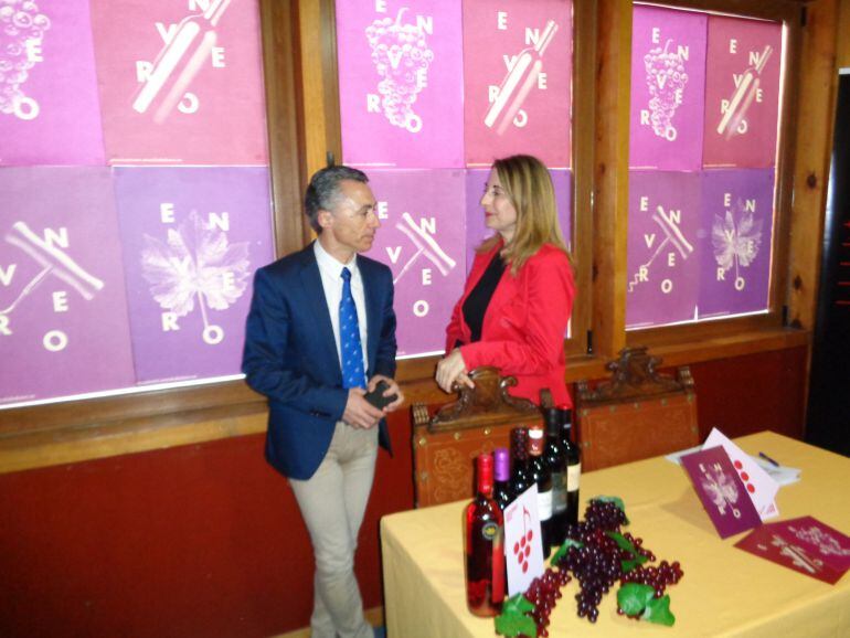 Celia Bombín, concejal de Promoción, y Miguel Ángel Gayubo, presidente de la Ruta del Vino Ribera del Duero