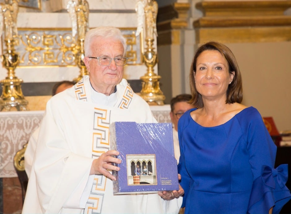 Don Fernando Cremades, junto a la alcaldesa de Oliva, Yolanda Pastor, durante la ceremonia.