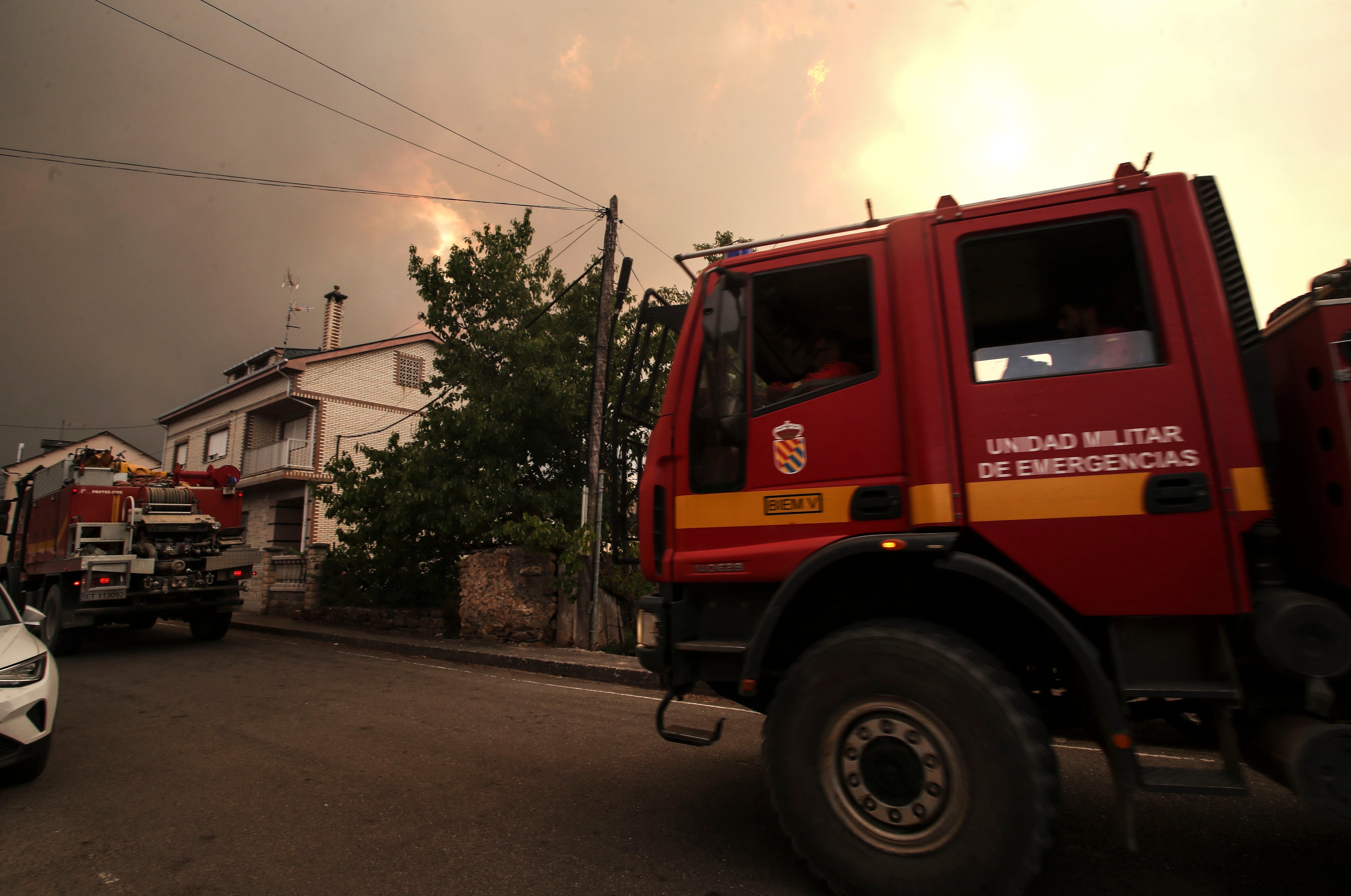 LAS MÉDULAS (LEÓN ), 10/08/2025.- Vehículos de la UME en labores de extinción del incendio forestal que afecta al Parque de Las Médulas y que provocó desalojos en los municipios de Médulas y Orellán. Un día más y en medio de un calor sofocante, las labores de extinción continúan en varios incendios de la Península. EFE/ Ana F Barredo