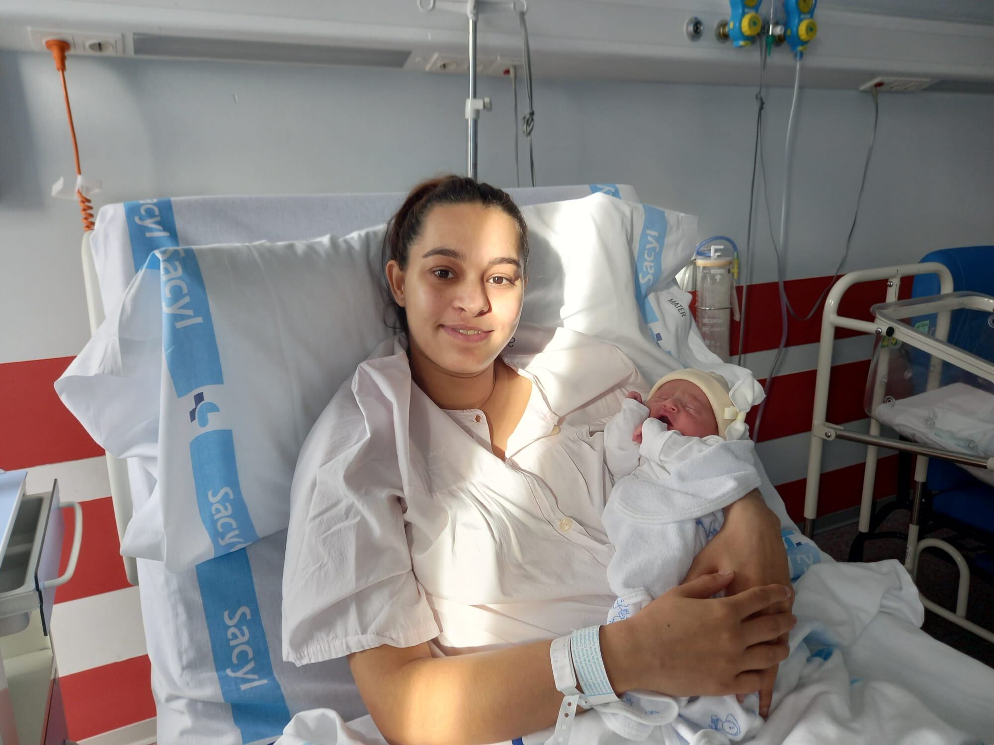 Ariadna, primera niña soriana de 2023, en brazos de su madre Viktoriya.