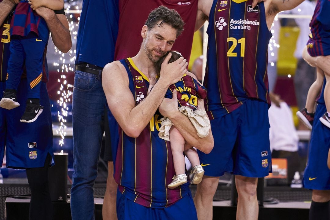 Pau Gasol, con su hija, tras ganar la Liga ACB con el FC Barcelona.