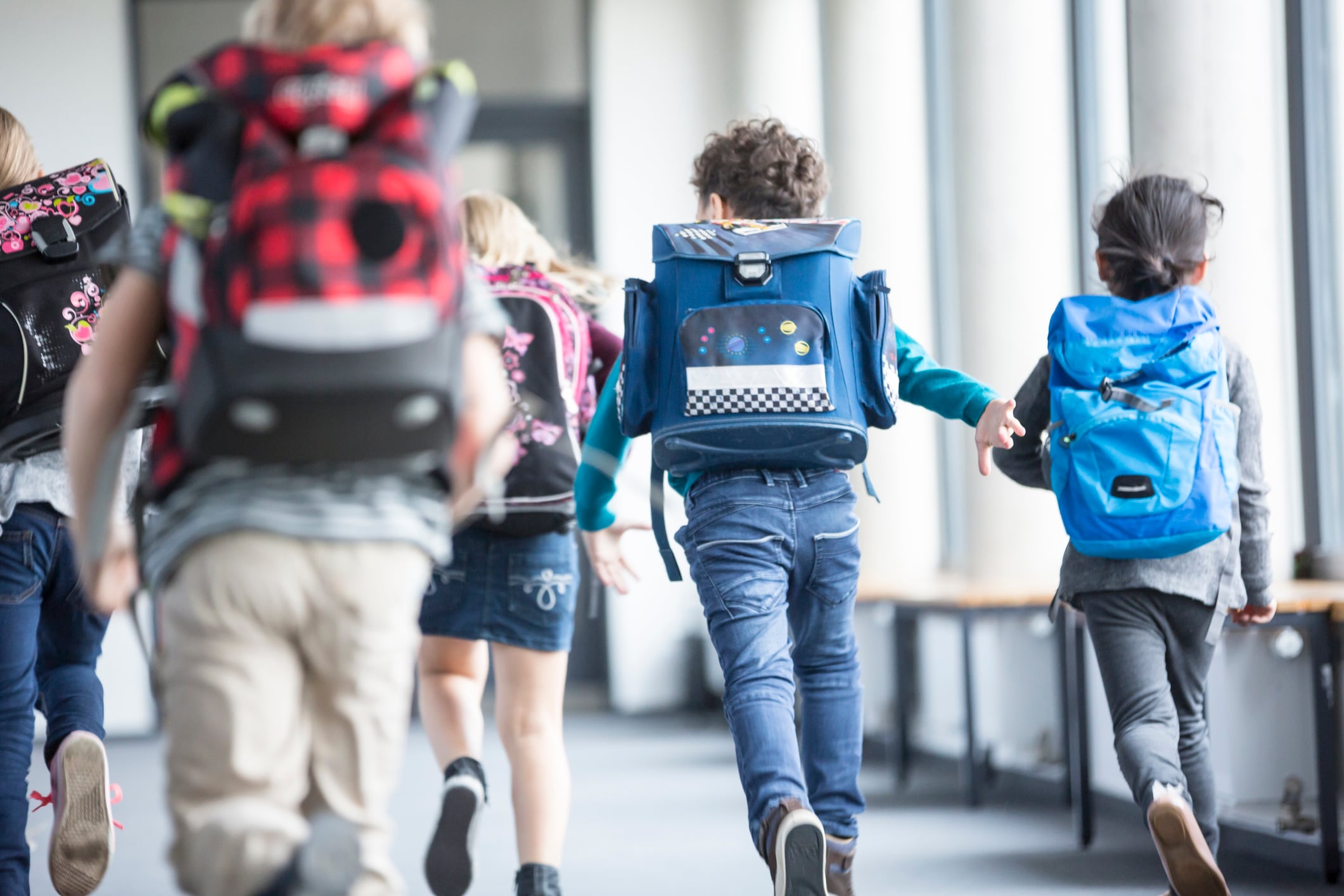 Unos niños acuden a clase