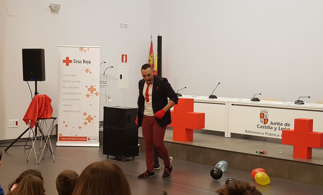El mago Héctor Sansegundo, durante su actuación en el homenaje a los menores socios de Cruz Roja
