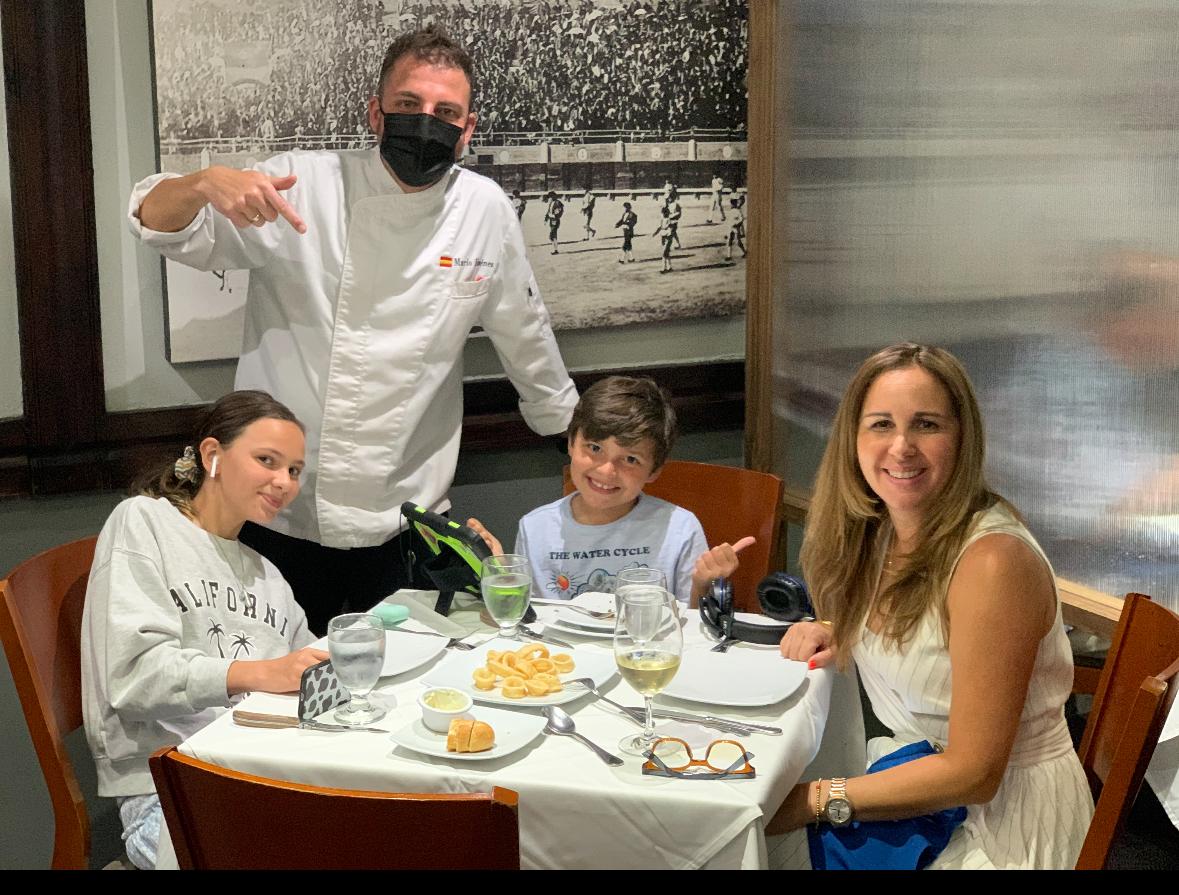 Mario con su familia en el restaurante