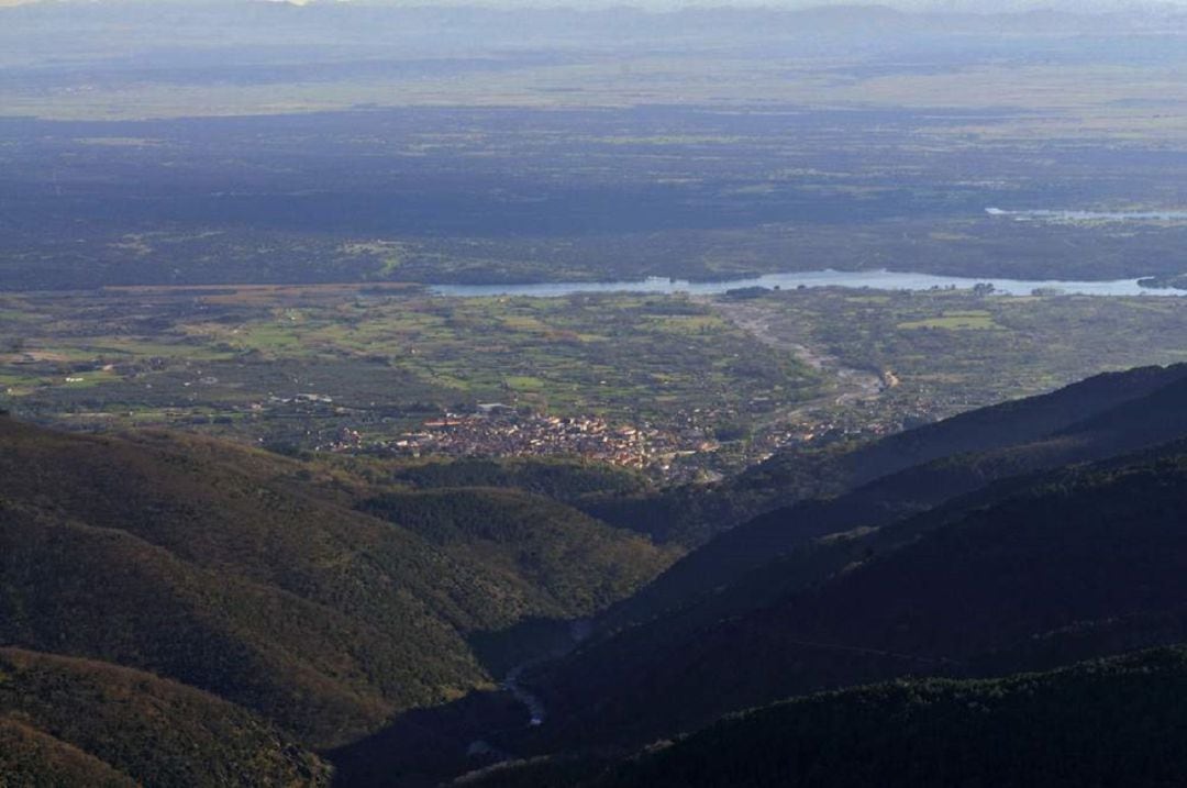 Candeleda está al pie de la falda sur de Gredos, a orillas del río Tietar. Imagen cedida por el Ayuntamiento de Candeleda. PINCHA SOBRE LA FOTO PARA VOTAR.