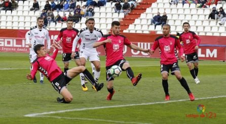De la Barrera apostó por tres centrales en su once