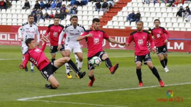 De la Barrera apostó por tres centrales en su once