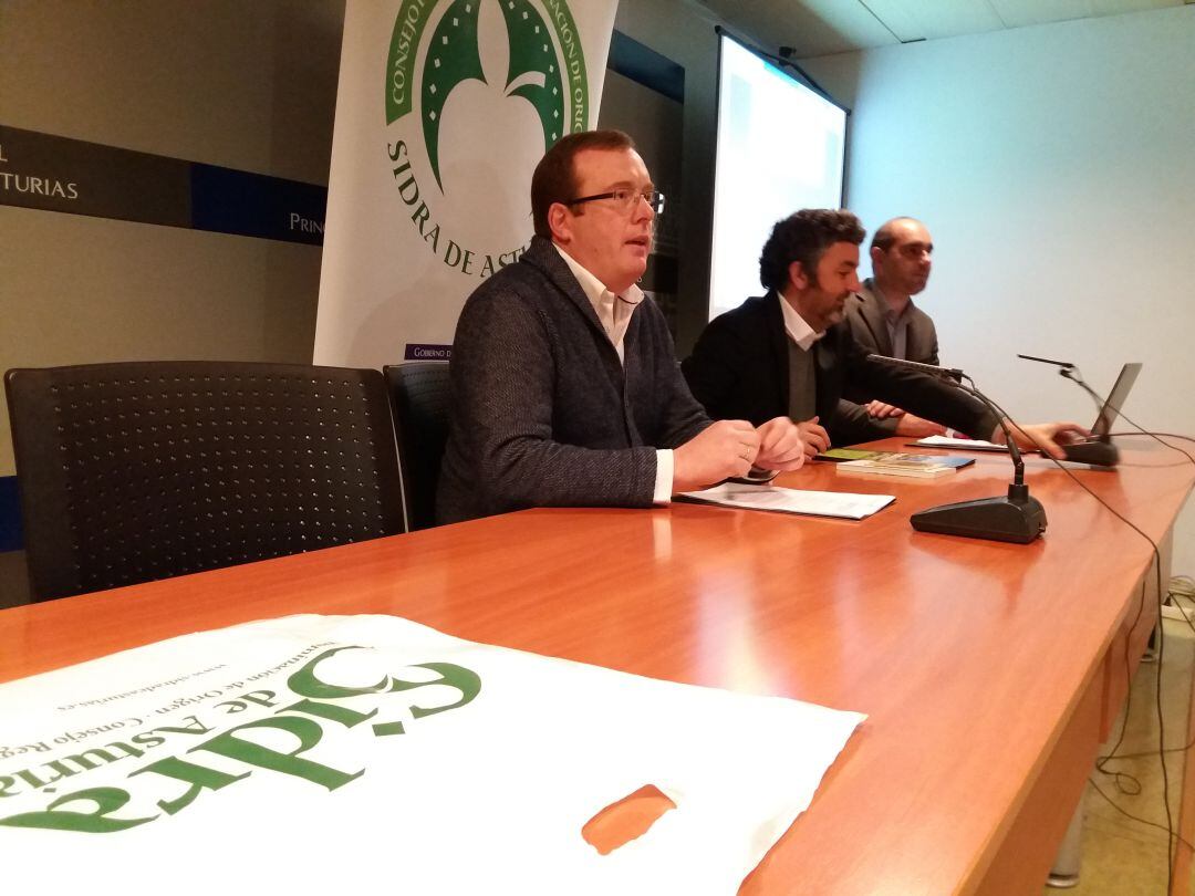 Presentación de los datos de la DOP Sidra de Asturias con presencia de miembros del Consejo Regulador. Tino Cortina (presidente  consejo) , Alejandro Calvo (consejero) y Daniel Ruiz (gerente consejo) 