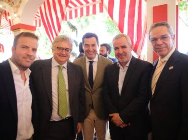 El presidente de la junta acompañado del director de la Cadena Ser, Antonio Yélamo, junto a Diego Suárez, Salomón Hachuel y Fernando Pérez Monguió