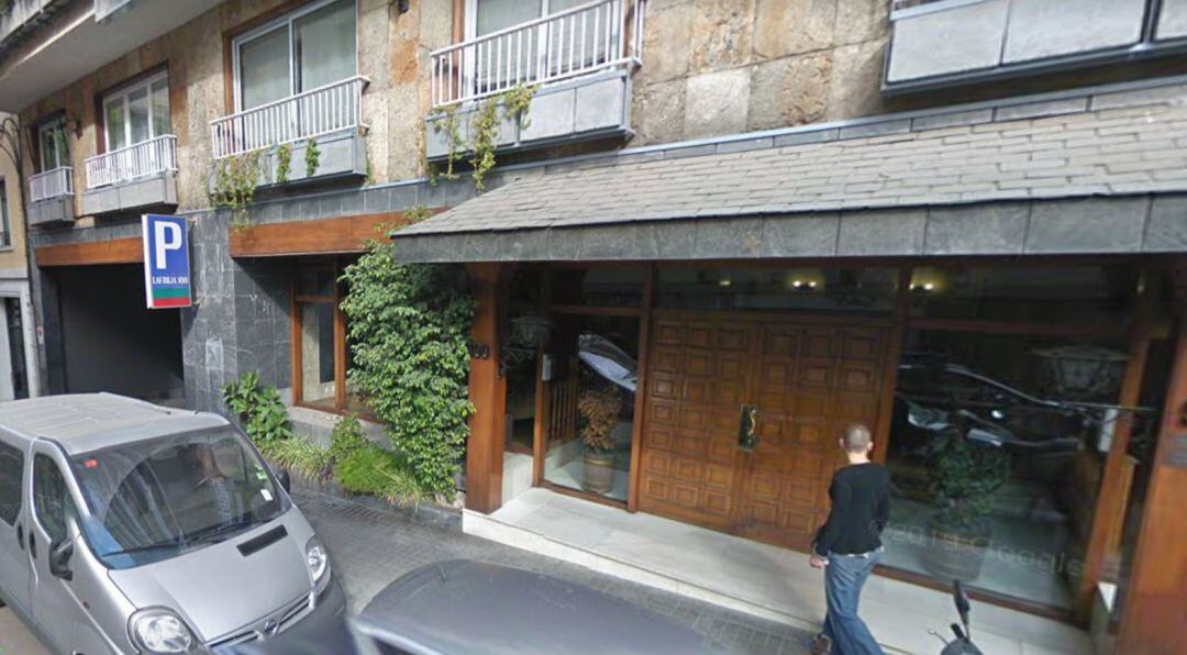 El portal del hostal de Barcelona donde se han producido los hechos